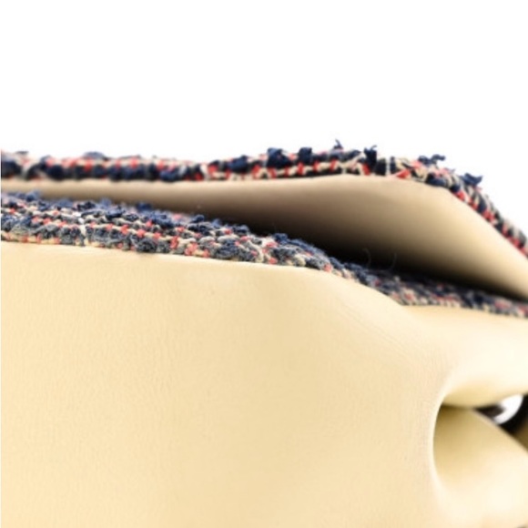 Authentic CHANEL Tweed Flap bag. - Picture 9 of 12